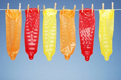 sử dụng bao cao su 2 lần có sao không?